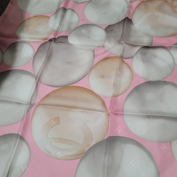 SOLD‼️Chanel pearl scarf silk size 90×90 - Picture 9 of 14